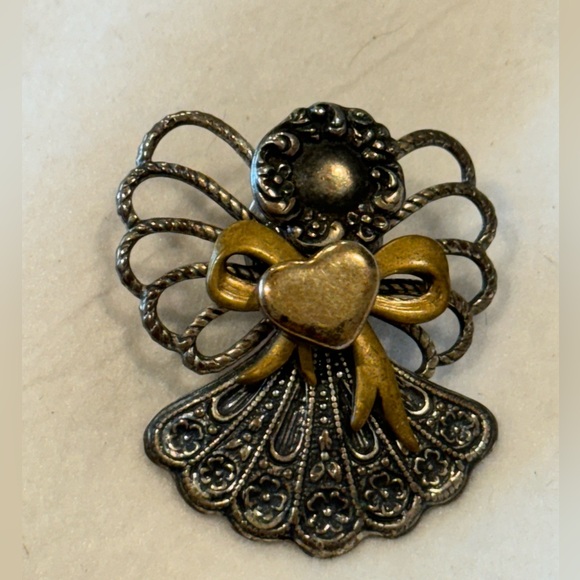 Angel Brooch with Gold Heart - Picture 2 of 3